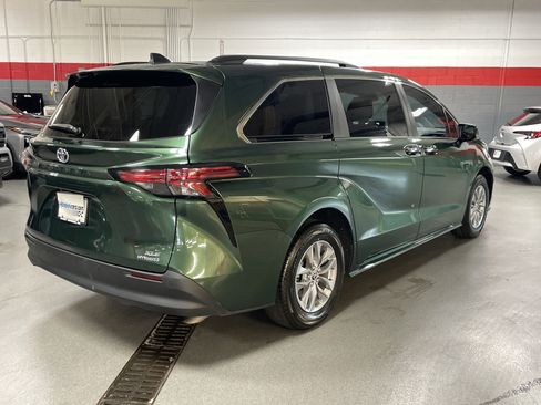Certified 2022 Toyota Sienna XLE image 10