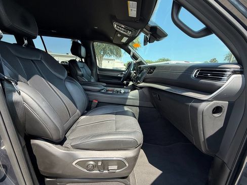 Used 2024 Jeep Wagoneer L Series II RWD image 27