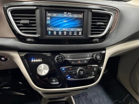 Used 2021 Chrysler Voyager L FWD image 19