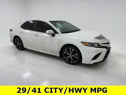 Used 2018 Toyota Camry SE image 1