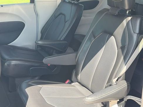 Used 2024 Chrysler Pacifica Touring-L image 12