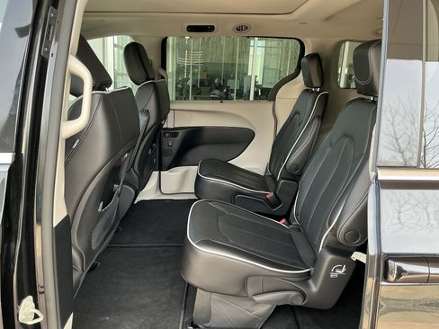 Used 2023 Chrysler Pacifica Limited image 18