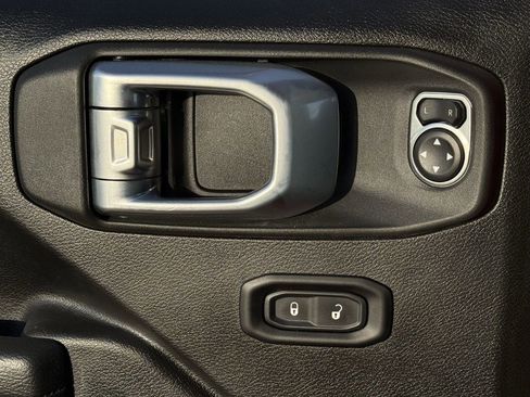 Used 2025 Jeep Wrangler Unlimited Rubicon w/ Convenience Group image 19