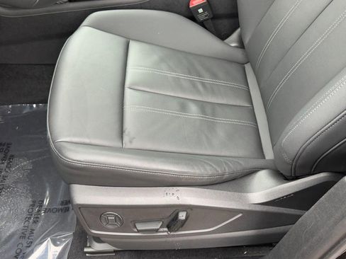 Used 2025 Audi Q5 Premium w/ Convenience Package image 23