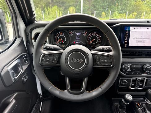 Used 2024 Jeep Gladiator Sport AWD/4WD image 19