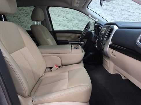 Used 2018 Nissan Titan SV image 10