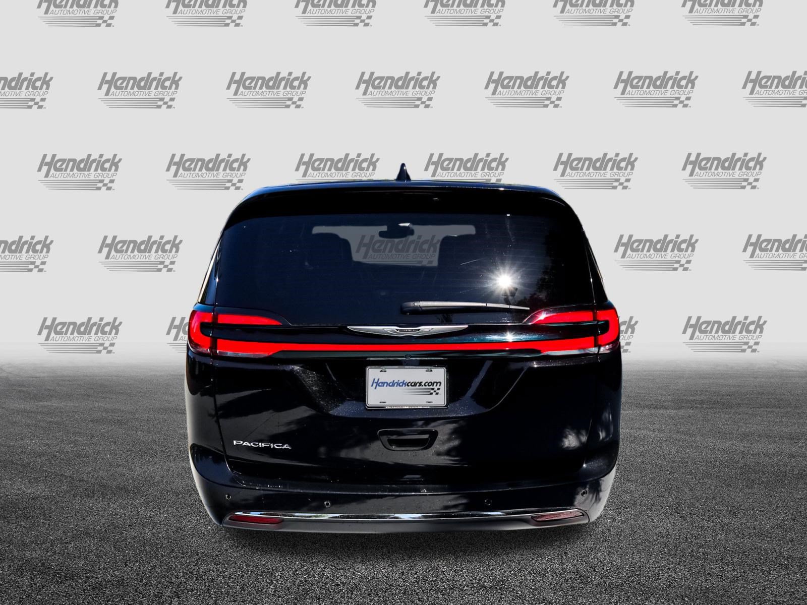 Used 2025 Chrysler Pacifica Select FWD image 9