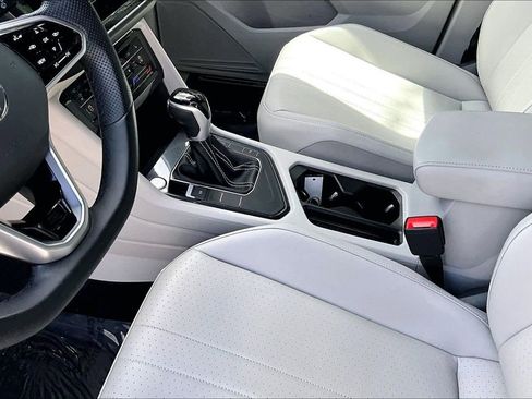 Certified 2023 Volkswagen Tiguan SE R-Line FWD image 23