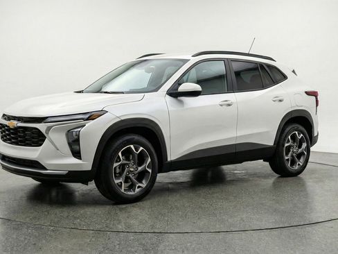 Used 2025 Chevrolet Trax LT image 3