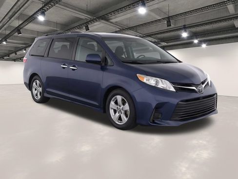 Used 2020 Toyota Sienna LE w/ LE Preferred Package FWD image 2
