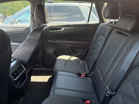 Used 2024 Volkswagen Atlas Cross Sport SE FWD image 12