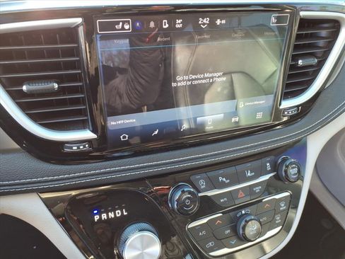 Used 2023 Chrysler Pacifica Touring-L image 21