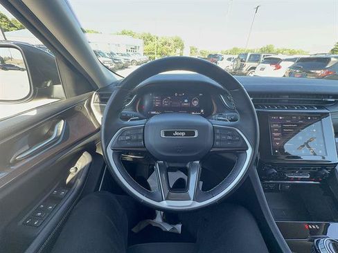 Used 2022 Jeep Grand Cherokee L Laredo w/ Luxury Tech Group I AWD/4WD image 15