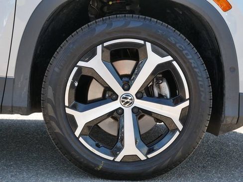 Certified 2025 Volkswagen Tiguan SE AWD/4WD image 9