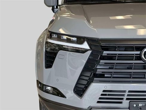 Used 2024 Lexus GX 550 image 9