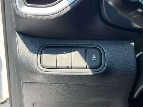 Used 2025 Hyundai Venue SEL FWD image 25