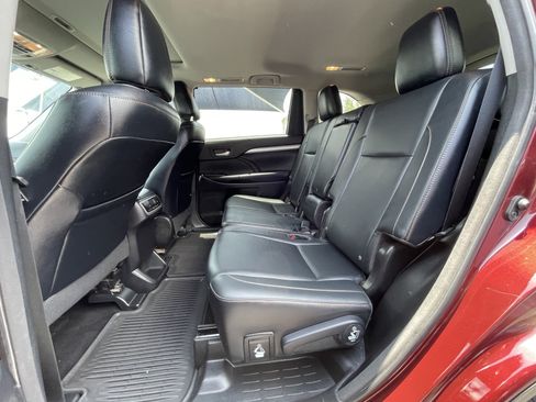 Used 2016 Toyota Highlander XLE FWD image 16