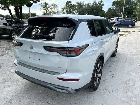 Used 2025 Mitsubishi Outlander SE FWD image 4