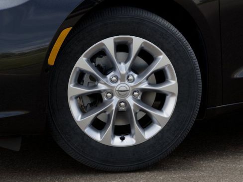 New 2026 Chrysler Pacifica Limited w/ Uconnect Theater Family Group FWD image 8