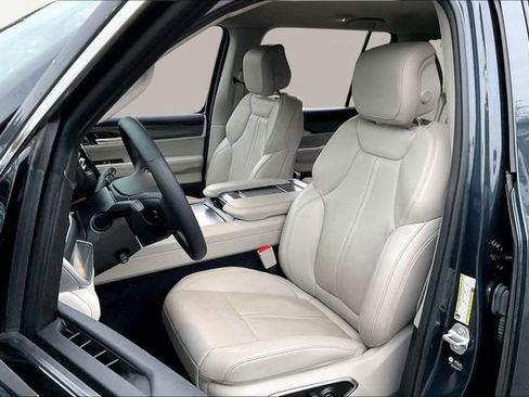 Used 2024 Jeep Wagoneer L Series II w/ Flexible Seating Group image 15