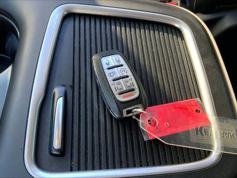 Used 2023 Chrysler Pacifica Touring-L image 12