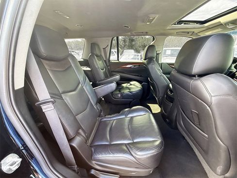Used 2018 Cadillac Escalade Luxury image 32