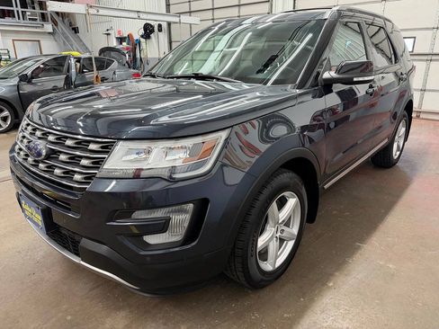 Used 2017 Ford Explorer XLT w/ XLT Technology Feature Bundle AWD/4WD image 3