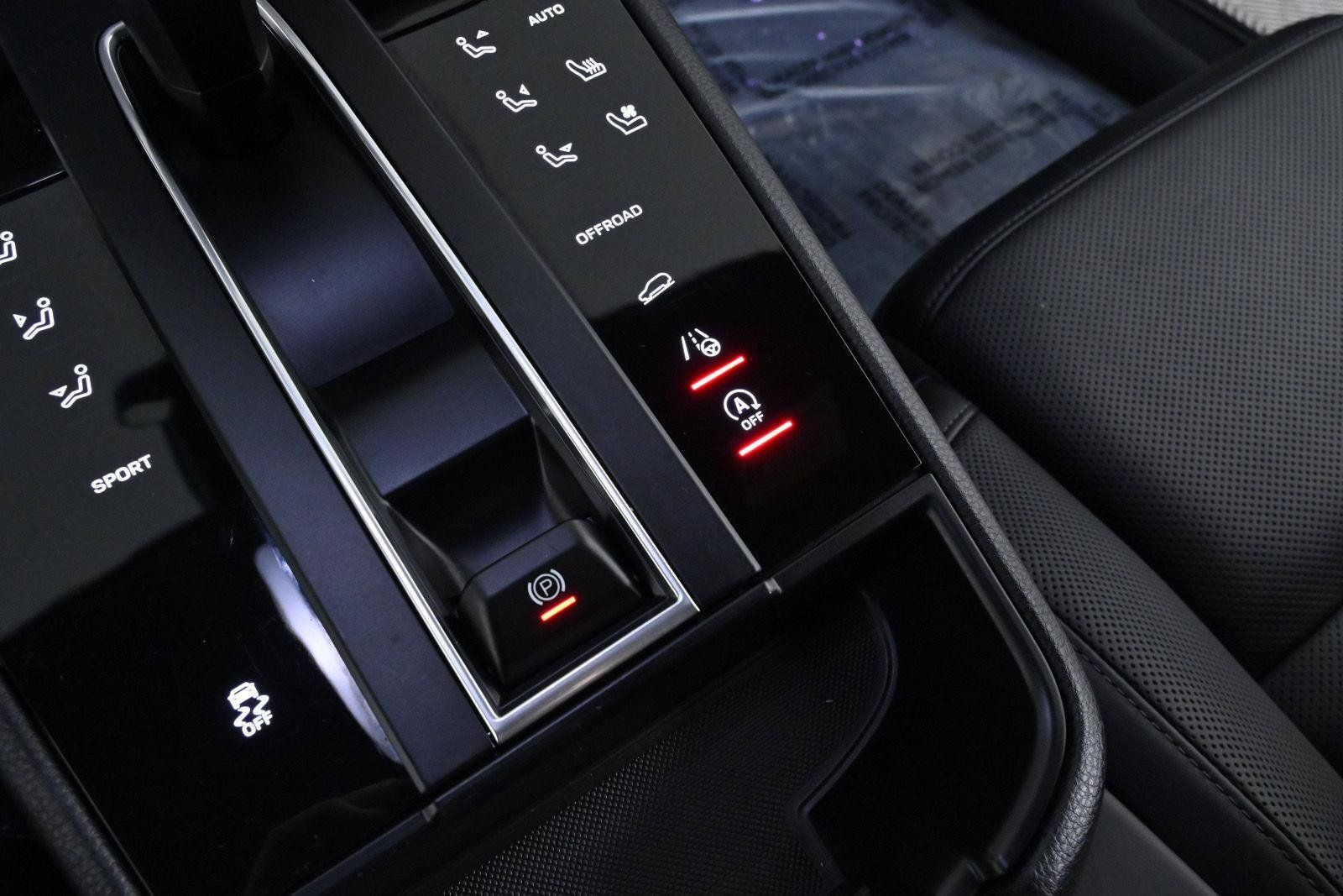 Used 2024 Porsche Macan Turbo AWD/4WD image 20