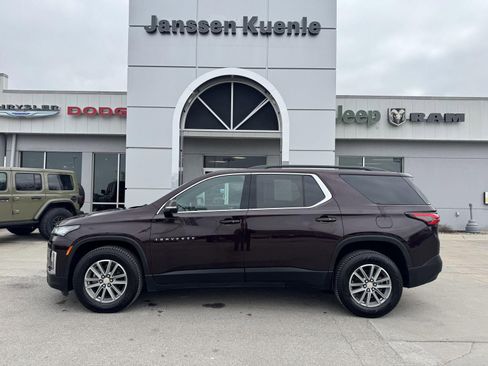 Used 2023 Chevrolet Traverse LT w/ Rear Camera Mirror Package image 1
