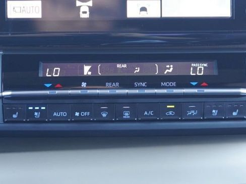 Certified 2023 Toyota Sienna Platinum image 30