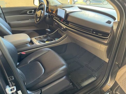 Used 2025 Kia Carnival image 29