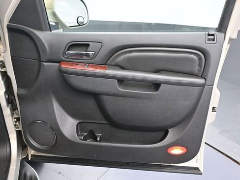 Used 2011 Cadillac Escalade Luxury image 47