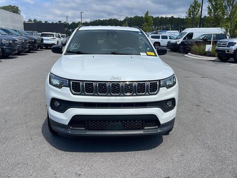 Used 2024 Jeep Compass Latitude AWD/4WD image 2