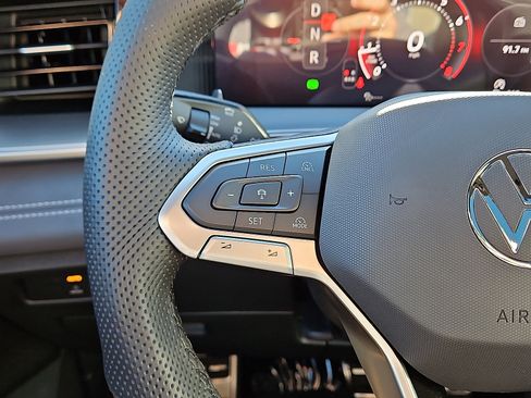 New 2026 Volkswagen Tiguan SE R-Line image 18