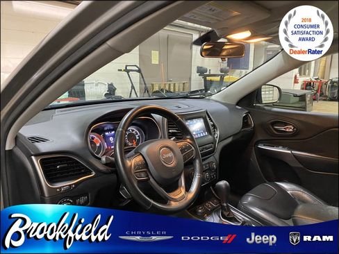 Used 2019 Jeep Cherokee Latitude Plus w/ Cold Weather Group AWD/4WD image 32