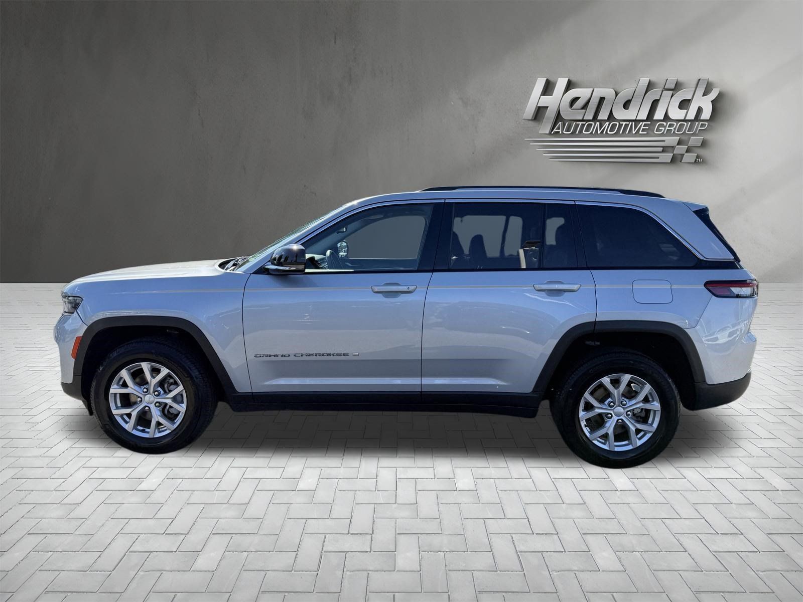 Used 2023 Jeep Grand Cherokee Limited AWD/4WD image 7