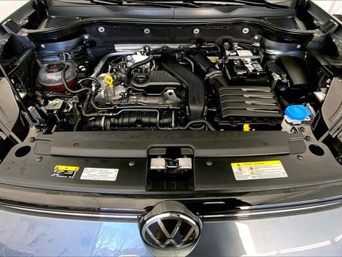 Used 2025 Volkswagen Taos SE w/ Panoramic Sunroof Package image 10