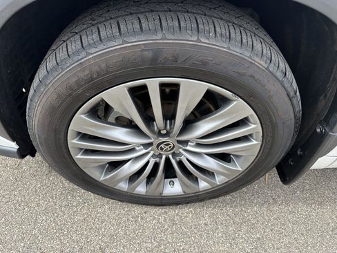 Used 2020 Toyota Highlander Platinum image 12