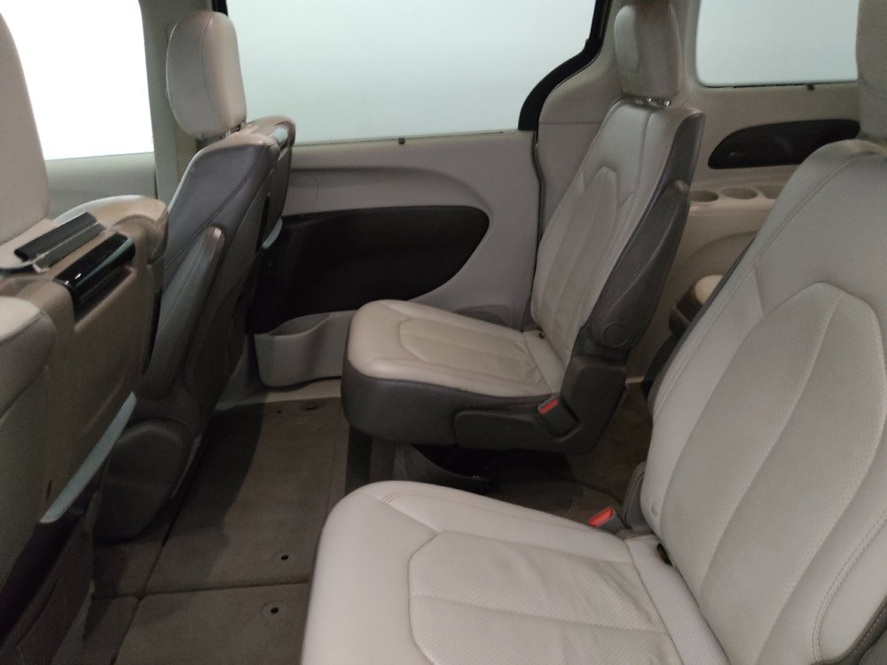 Used 2017 Chrysler Pacifica Touring-L Plus w/ Advanced Safetytec Group FWD image 18