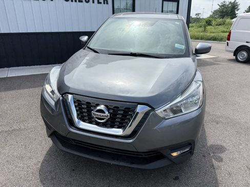 Used 2019 Nissan Kicks S FWD image 2