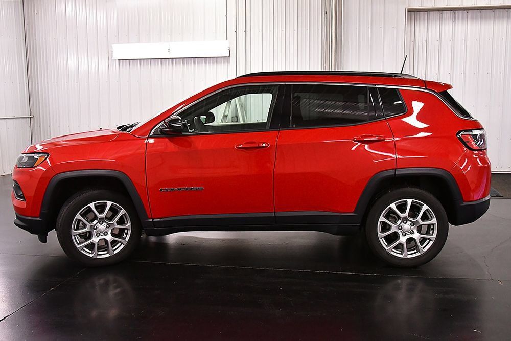 Used 2023 Jeep Compass Latitude AWD/4WD image 4