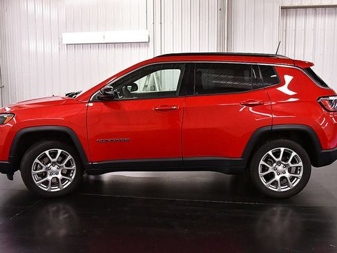 Used 2023 Jeep Compass Latitude AWD/4WD image 4