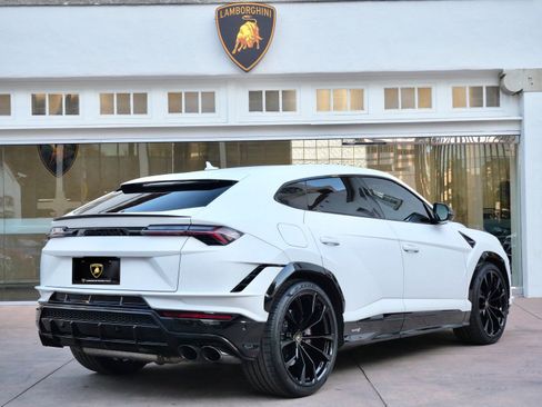 Used 2023 Lamborghini Urus S image 3