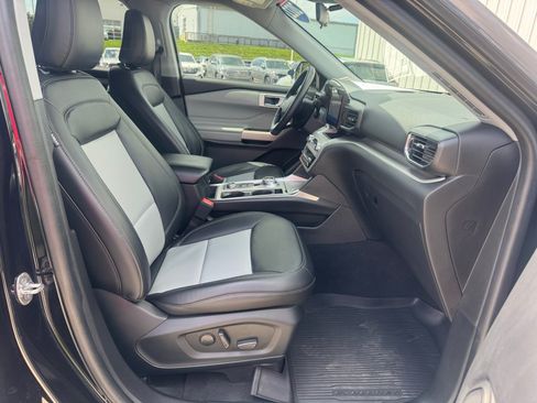 Used 2022 Ford Explorer XLT w/ Equipment Group 202A AWD/4WD image 32