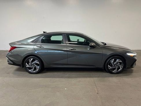 Used 2025 Hyundai Elantra Limited FWD image 2