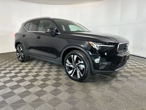 Used 2024 Volvo XC40 B5 Plus w/ Climate Package image 2