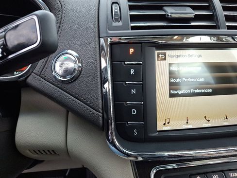 Used 2017 Lincoln Continental Reserve w/ Climate Package image 22