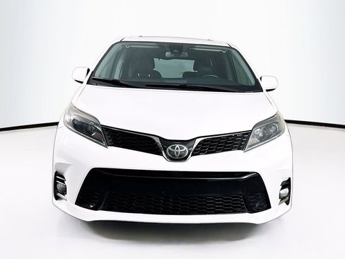 Used 2018 Toyota Sienna SE w/ SE Preferred Package image 2