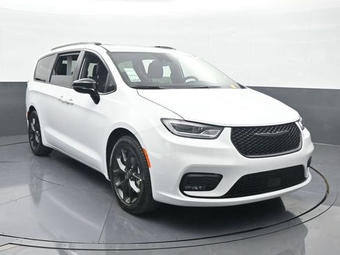 New 2026 Chrysler Pacifica Limited w/ S Appearance Package image 9