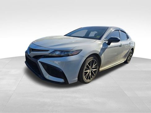 Used 2023 Toyota Camry SE w/ Convenience Package FWD image 4